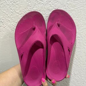 OOFOS Women's Hot Pink Original Thong Sandals Recovery Foam Runner Size 8